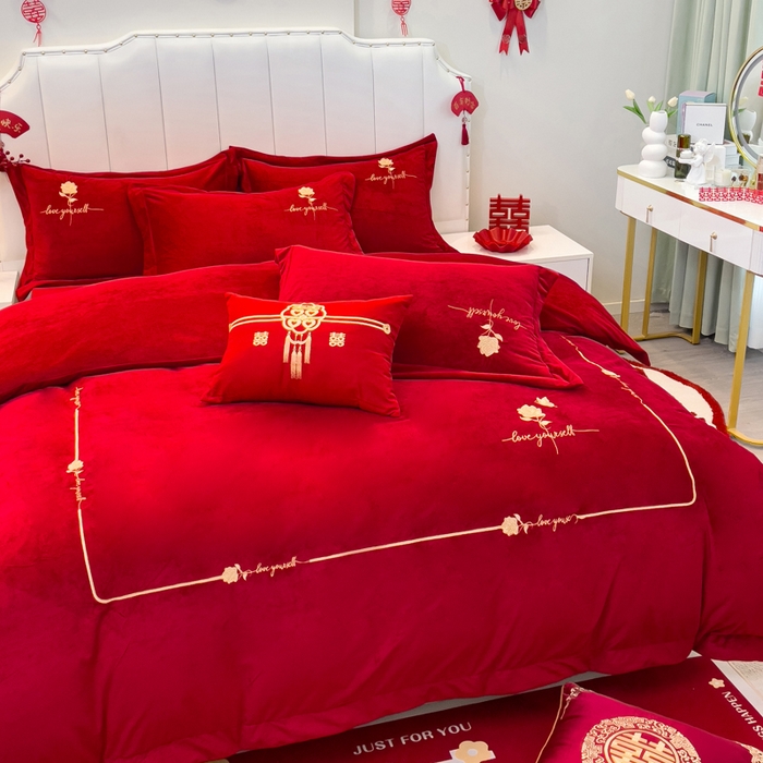 91家纺网 家纺一手货源 找家纺 （总）宜家坊 2023秋冬新款高克重牛奶绒婚庆轻奢花卉刺绣-玫瑰庄园千禧红