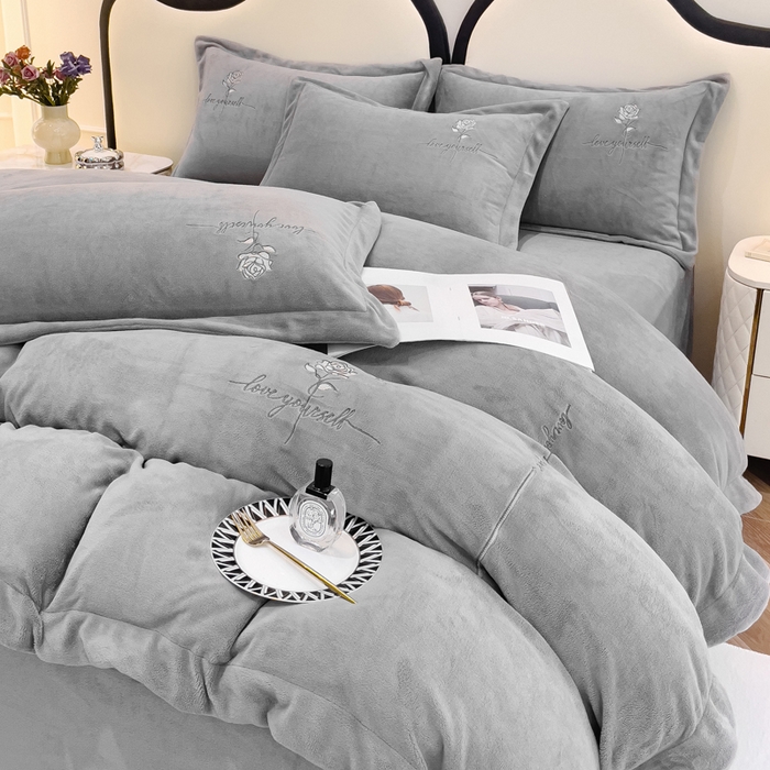 91家纺网 家纺一手货源 找家纺 宜家坊 2023秋冬新款高克重牛奶绒轻奢花卉刺绣-玫瑰庄园系列 玫瑰庄园-灰