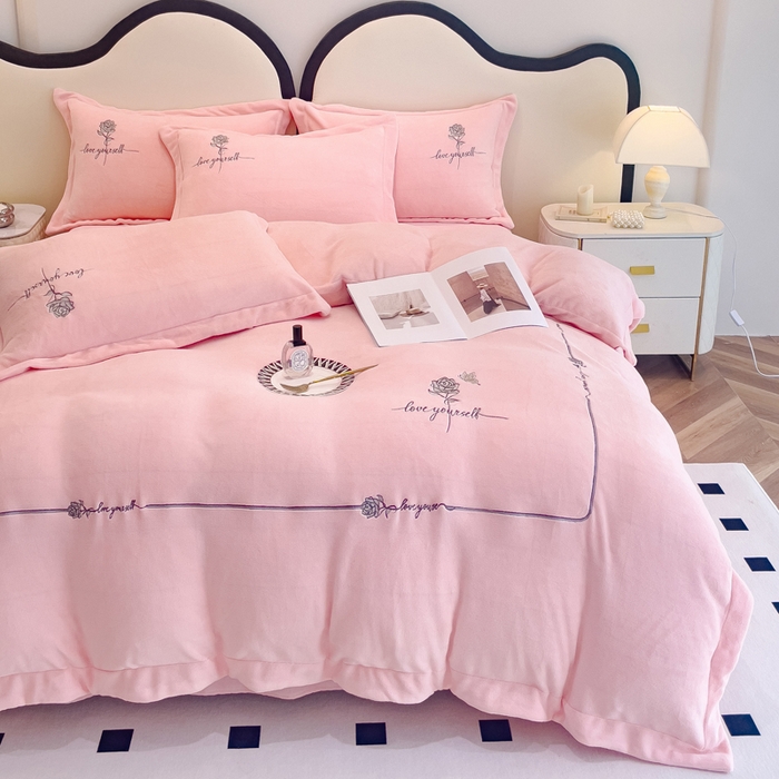 91家纺网 家纺一手货源 找家纺 宜家坊 2023秋冬新款高克重牛奶绒轻奢花卉刺绣-玫瑰庄园系列 玫瑰庄园-粉