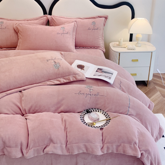 91家纺网 家纺一手货源 找家纺 宜家坊 2023秋冬新款高克重牛奶绒轻奢花卉刺绣-玫瑰庄园系列 玫瑰庄园-豆沙