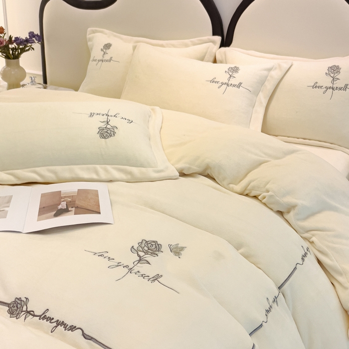 91家纺网 家纺一手货源 找家纺 宜家坊 2023秋冬新款高克重牛奶绒轻奢花卉刺绣-玫瑰庄园系列 玫瑰庄园-米白