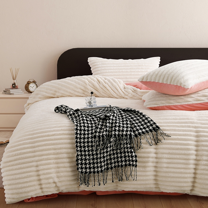 91家纺网 家纺一手货源 找家纺 千逸虹 2024新款高克重兔毛绒四件套 粉