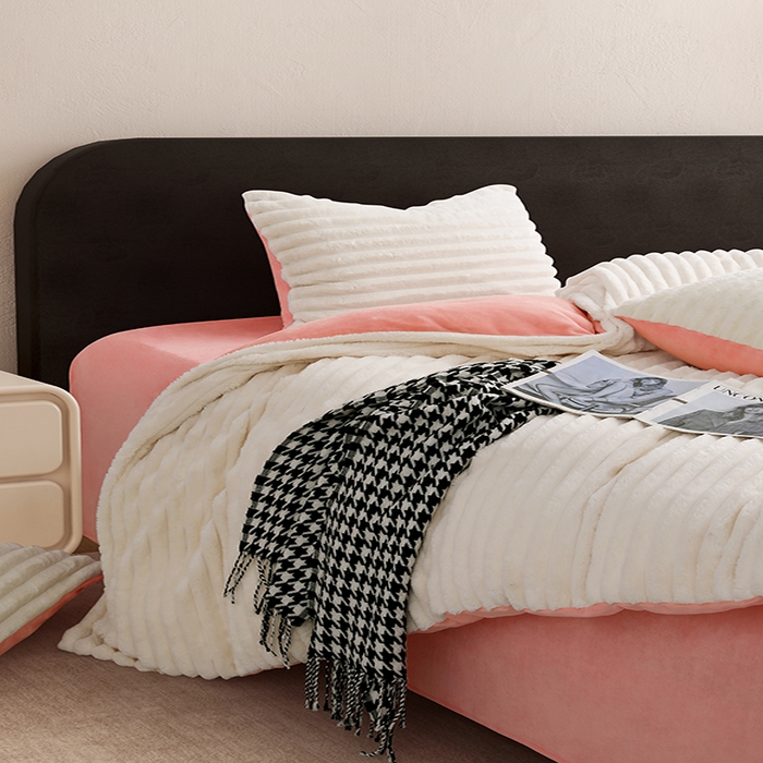 91家纺网 家纺一手货源 找家纺 千逸虹 2024新款高克重兔毛绒四件套 粉