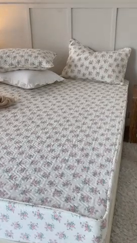 91家纺网 家纺一手货源 找家纺 忘忧草 2023新款A类全棉印花夹棉床笠 花簇-米