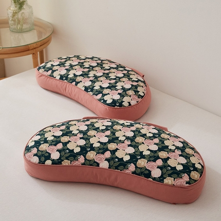 91家纺网 家纺一手货源 找家纺 乐可 2023新款猫耳朵荞麦枕 猫耳朵荞麦枕-玫瑰花园【单只装】