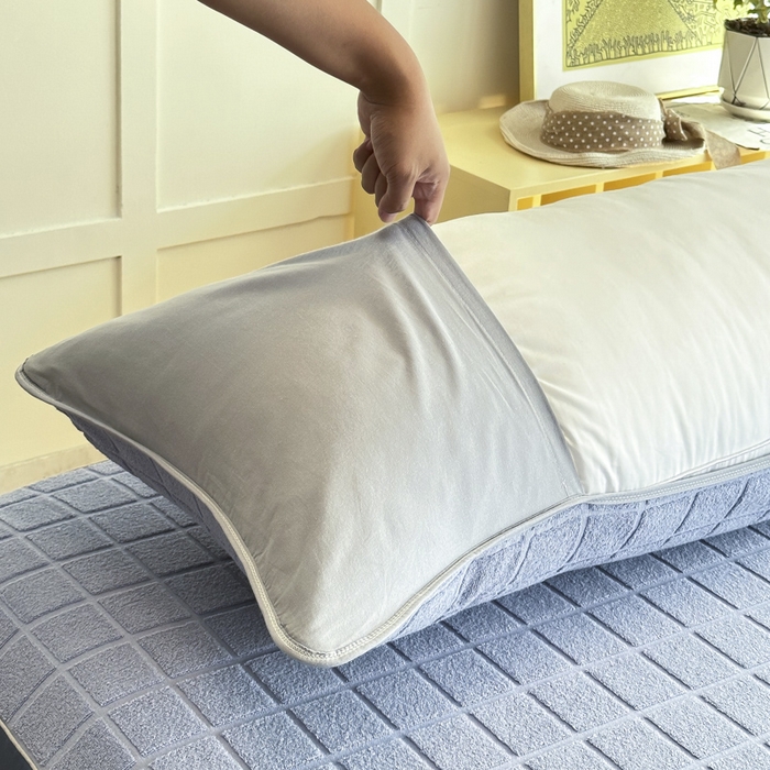 91家纺网 家纺一手货源 找家纺 爱港家纺 2023新款全棉A类毛巾布升级款长枕巾枕芯保护套 暖棉.蓝