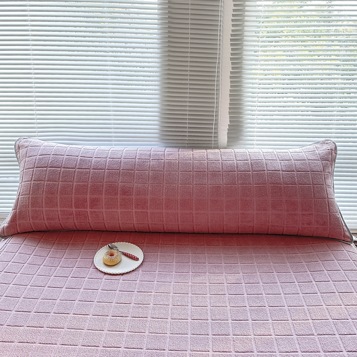 91家纺网 家纺一手货源 找家纺 爱港家纺 2023新款全棉A类毛巾布升级款长枕巾枕芯保护套 暖棉.红