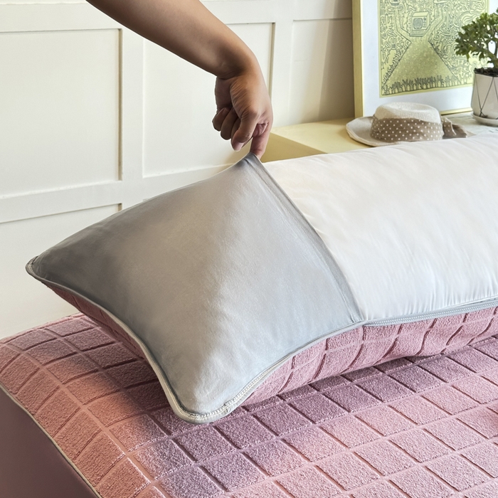 91家纺网 家纺一手货源 找家纺 爱港家纺 2023新款全棉A类毛巾布升级款长枕巾枕芯保护套 暖棉.红