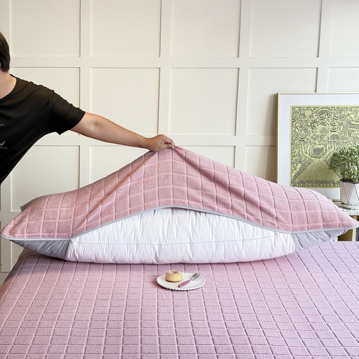 91家纺网 家纺一手货源 找家纺 爱港家纺 2023新款全棉A类毛巾布升级款长枕巾枕芯保护套 暖棉.红