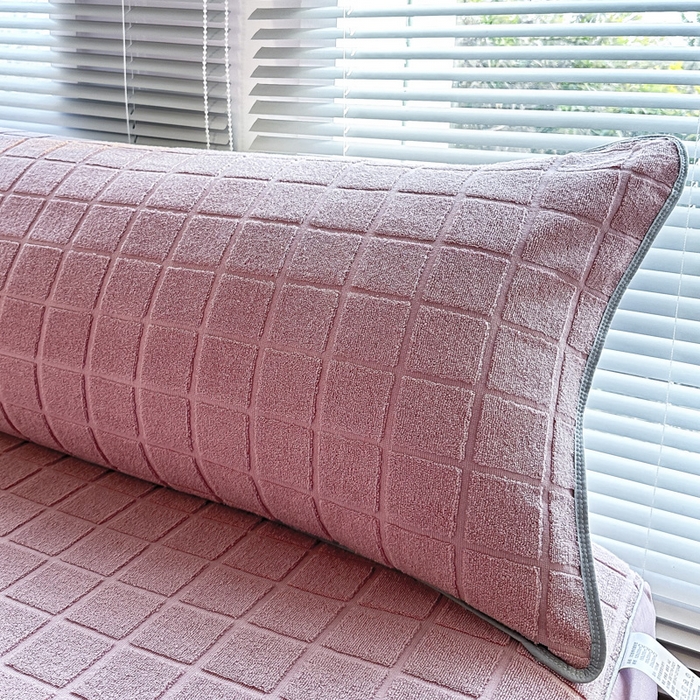 91家纺网 家纺一手货源 找家纺 爱港家纺 2023新款全棉A类毛巾布升级款长枕巾枕芯保护套 暖棉.红