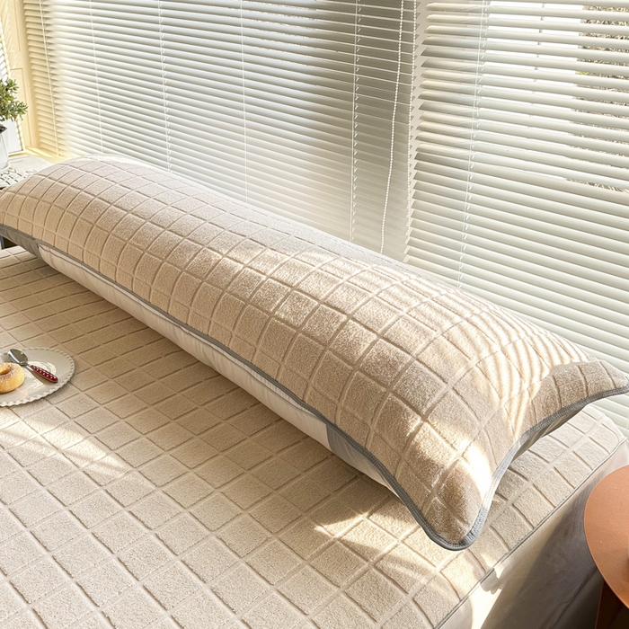 91家纺网 家纺一手货源 找家纺 爱港家纺 2023新款全棉A类毛巾布升级款长枕巾枕芯保护套 暖棉.白