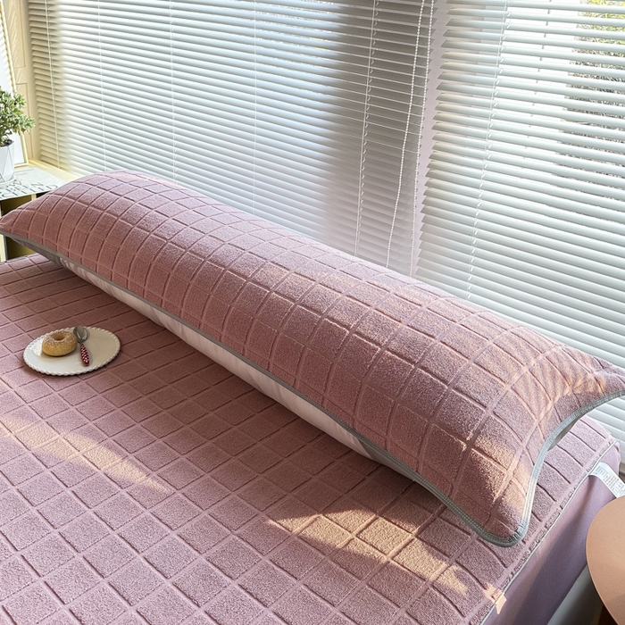 91家纺网 家纺一手货源 找家纺 爱港家纺 2023新款全棉A类毛巾布升级款长枕巾枕芯保护套 暖棉.红