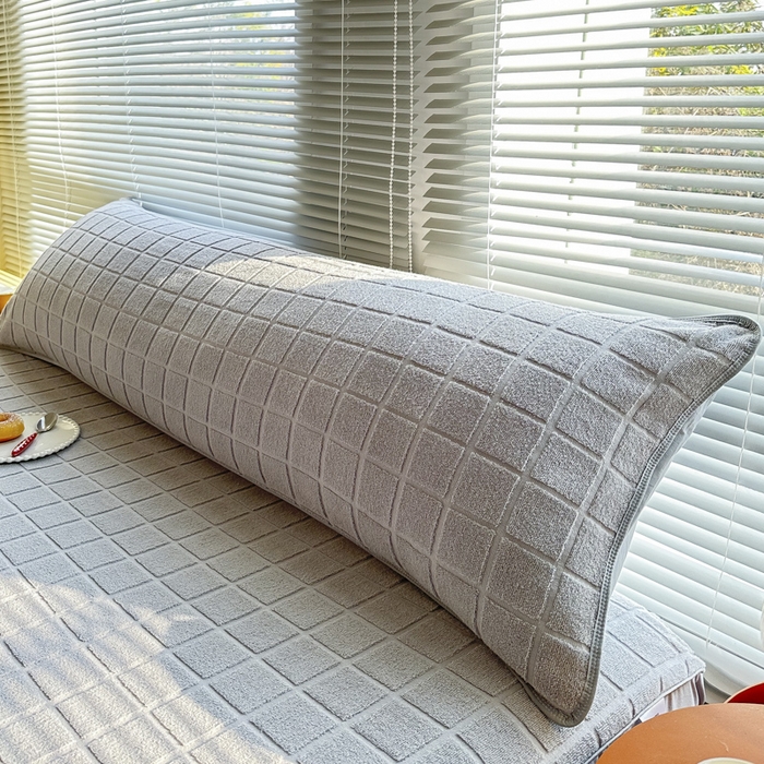 91家纺网 家纺一手货源 找家纺 爱港家纺 2023新款全棉A类毛巾布升级款长枕巾枕芯保护套 暖棉.灰