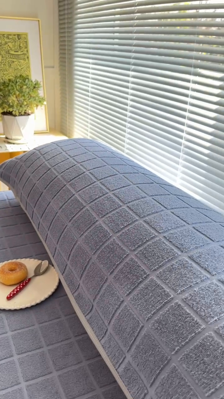 91家纺网 家纺一手货源 找家纺 爱港家纺 2023新款全棉A类毛巾布升级款长枕巾枕芯保护套 暖棉.灰