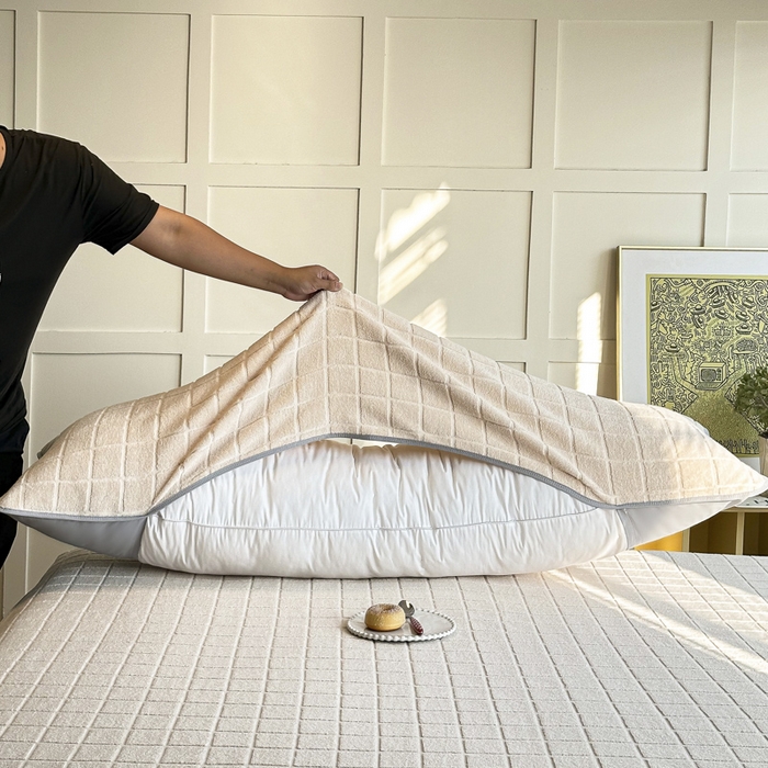 91家纺网 家纺一手货源 找家纺 爱港家纺 2023新款全棉A类毛巾布升级款长枕巾枕芯保护套 暖棉.白