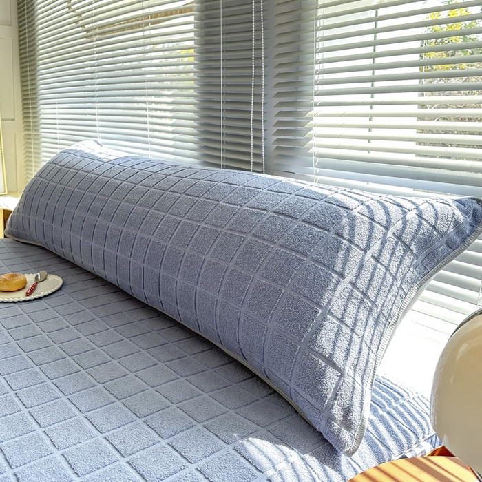 91家纺网 家纺一手货源 找家纺 爱港家纺 2023新款全棉A类毛巾布升级款长枕巾枕芯保护套 暖棉.蓝