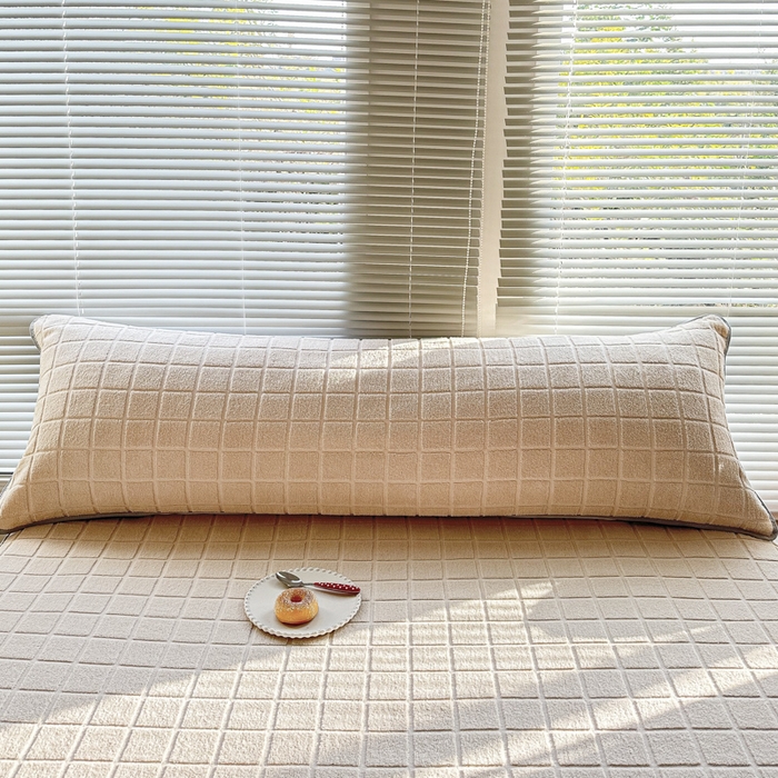 91家纺网 家纺一手货源 找家纺 爱港家纺 2023新款全棉A类毛巾布升级款长枕巾枕芯保护套 暖棉.白