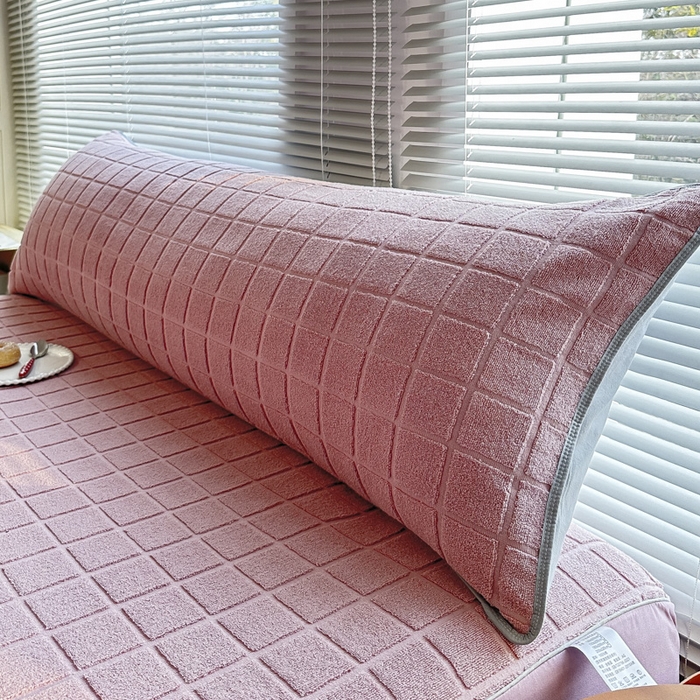 91家纺网 家纺一手货源 找家纺 爱港家纺 2023新款全棉A类毛巾布升级款长枕巾枕芯保护套 暖棉.红