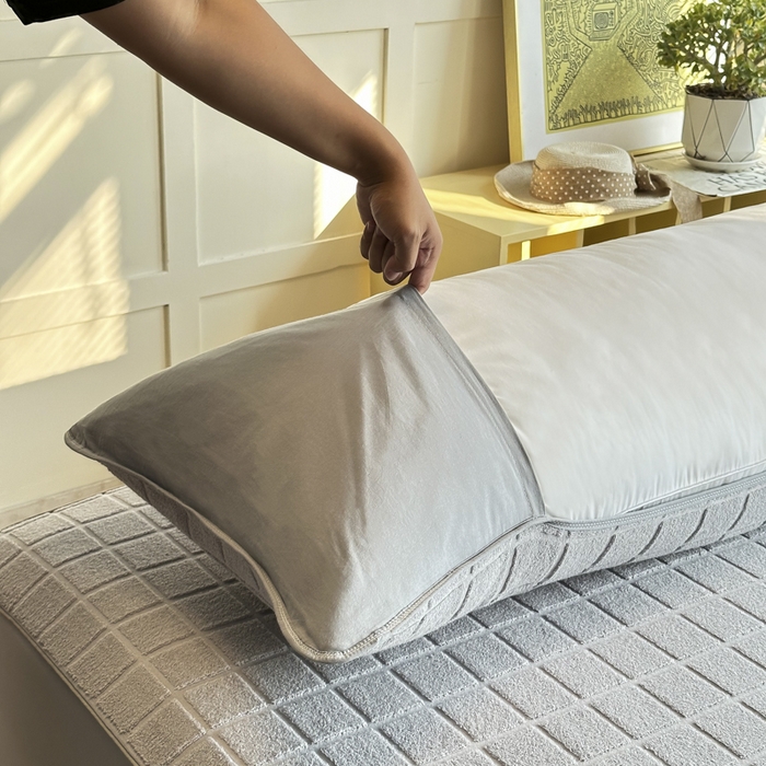 91家纺网 家纺一手货源 找家纺 爱港家纺 2023新款全棉A类毛巾布升级款长枕巾枕芯保护套 暖棉.灰