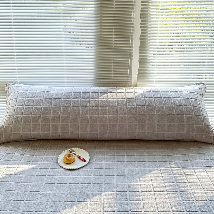 91家纺网 家纺一手货源 找家纺 爱港家纺 2023新款全棉A类毛巾布升级款长枕巾枕芯保护套 暖棉.灰