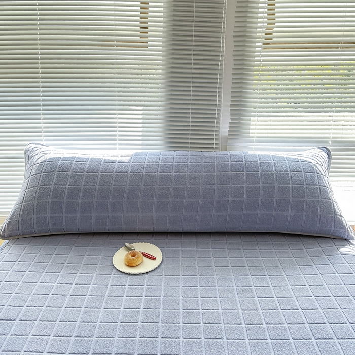 91家纺网 家纺一手货源 找家纺 爱港家纺 2023新款全棉A类毛巾布升级款长枕巾枕芯保护套 暖棉.蓝