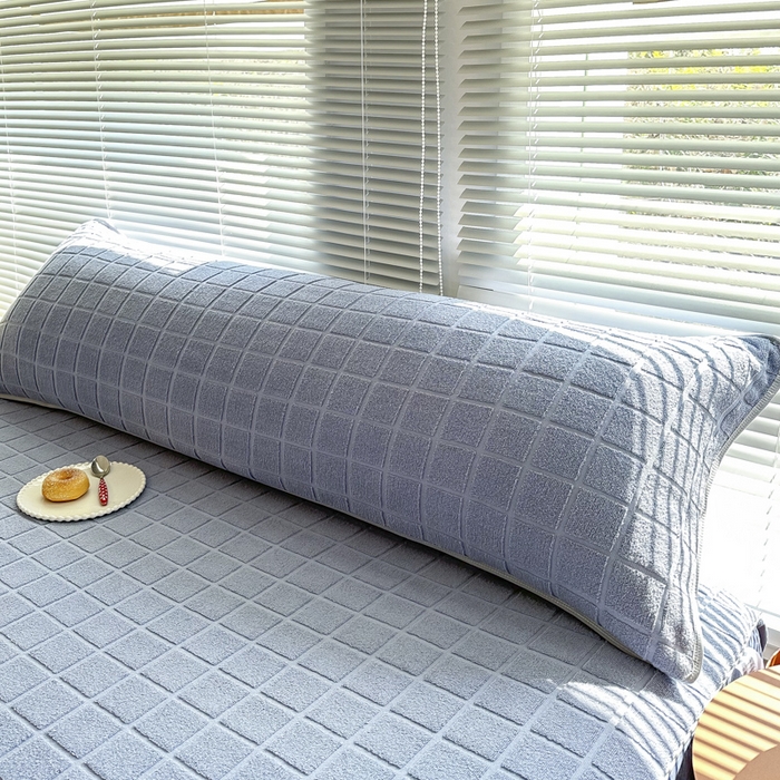 91家纺网 家纺一手货源 找家纺 爱港家纺 2023新款全棉A类毛巾布升级款长枕巾枕芯保护套 暖棉.蓝