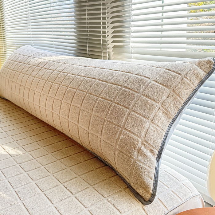 91家纺网 家纺一手货源 找家纺 爱港家纺 2023新款全棉A类毛巾布升级款长枕巾枕芯保护套 暖棉.白