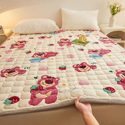 富威堡家纺 2023新款牛奶绒印花夹棉床护垫床垫垫子 草莓熊