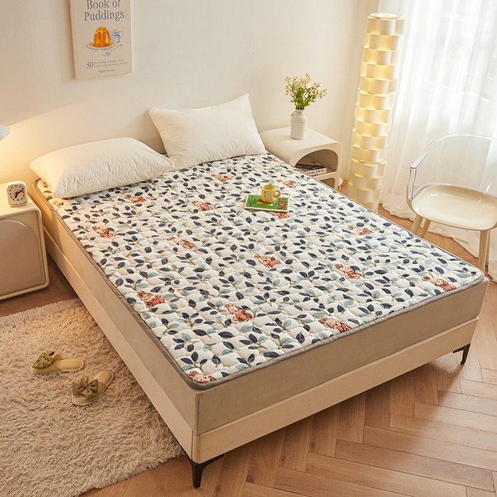 91家纺网 家纺一手货源 找家纺 富威堡家纺 2023新款牛奶绒印花夹棉床护垫床垫垫子 萌萌兔