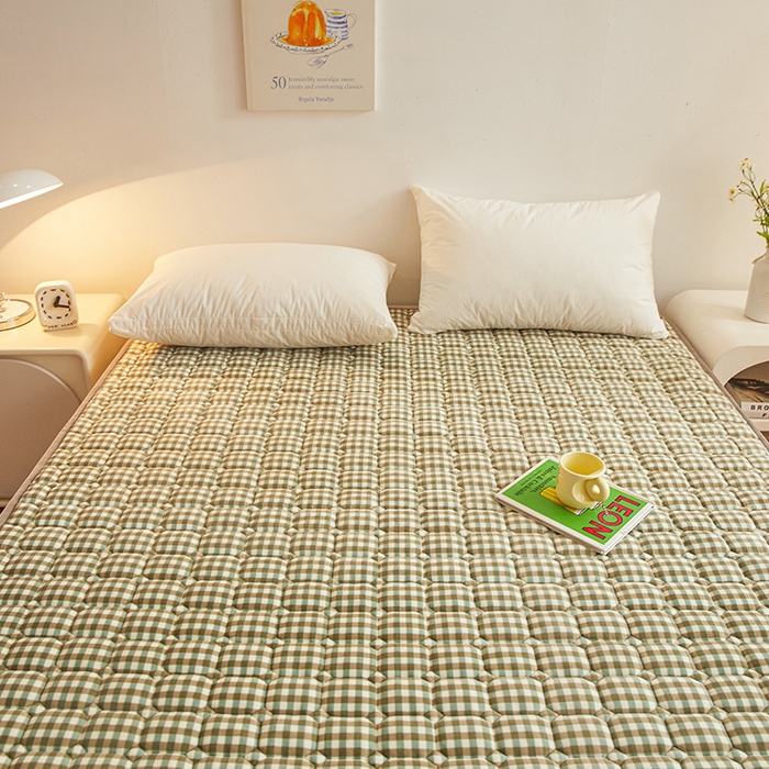 91家纺网 家纺一手货源 找家纺 富威堡家纺 2023新款牛奶绒印花夹棉床护垫床垫垫子 小绿格