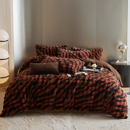 91家纺网 家纺一手货源 找家纺 金奇达家纺 2024秋冬保暖加厚绒类斑马皮草绒四件套-【美拉德】系列 斑马红