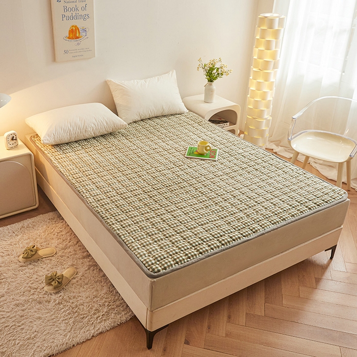 91家纺网 家纺一手货源 找家纺 富威堡家纺 2023新款牛奶绒印花夹棉床护垫床垫垫子 小绿格