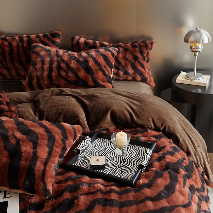 91家纺网 家纺一手货源 找家纺 金奇达家纺 2024秋冬保暖加厚绒类斑马皮草绒四件套-【美拉德】系列 斑马红