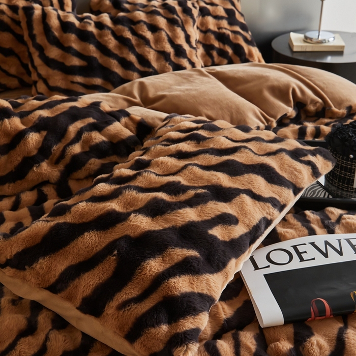 91家纺网 家纺一手货源 找家纺 金奇达家纺 2024秋冬保暖加厚绒类斑马皮草绒四件套-【美拉德】系列 斑马咖