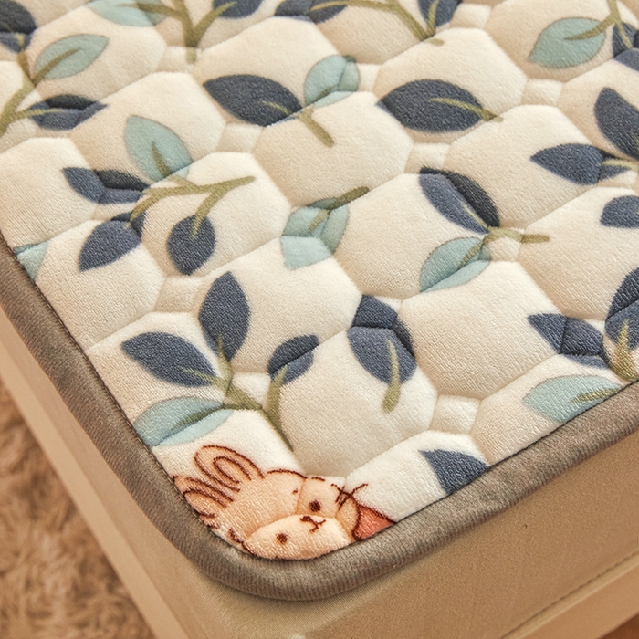 91家纺网 家纺一手货源 找家纺 富威堡家纺 2023新款牛奶绒印花夹棉床护垫床垫垫子 萌萌兔