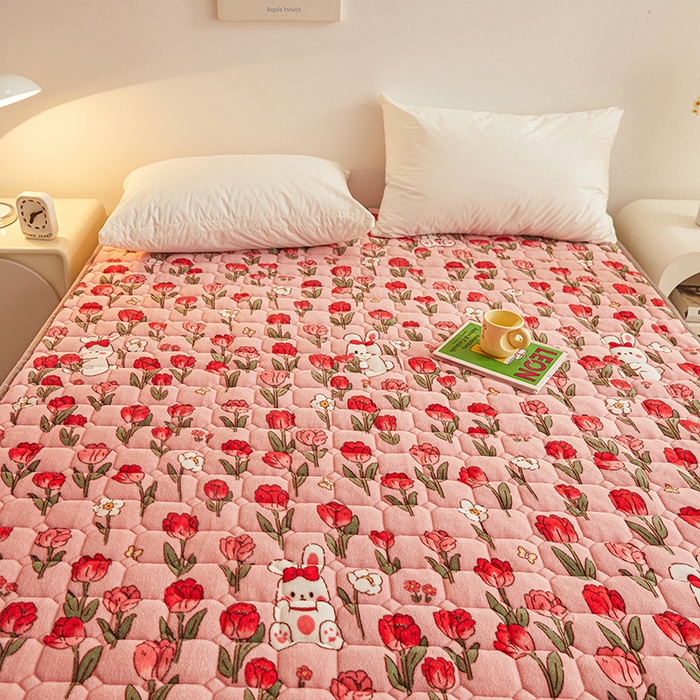 91家纺网 家纺一手货源 找家纺 富威堡家纺 2023新款牛奶绒印花夹棉床护垫床垫垫子 玫瑰乐园