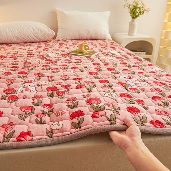 91家纺网 家纺一手货源 找家纺 富威堡家纺 2023新款牛奶绒印花夹棉床护垫床垫垫子 玫瑰乐园