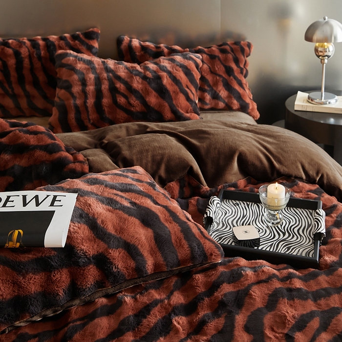 91家纺网 家纺一手货源 找家纺 金奇达家纺 2024秋冬保暖加厚绒类斑马皮草绒四件套-【美拉德】系列 斑马红
