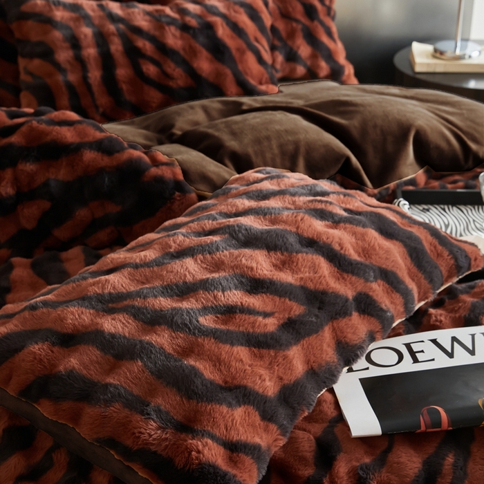 91家纺网 家纺一手货源 找家纺 金奇达家纺 2024秋冬保暖加厚绒类斑马皮草绒四件套-【美拉德】系列 斑马红