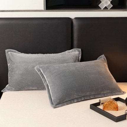 91家纺网 家纺一手货源 找家纺 雅萱家纺 2023新款A类牛奶绒印花枕套 浅灰