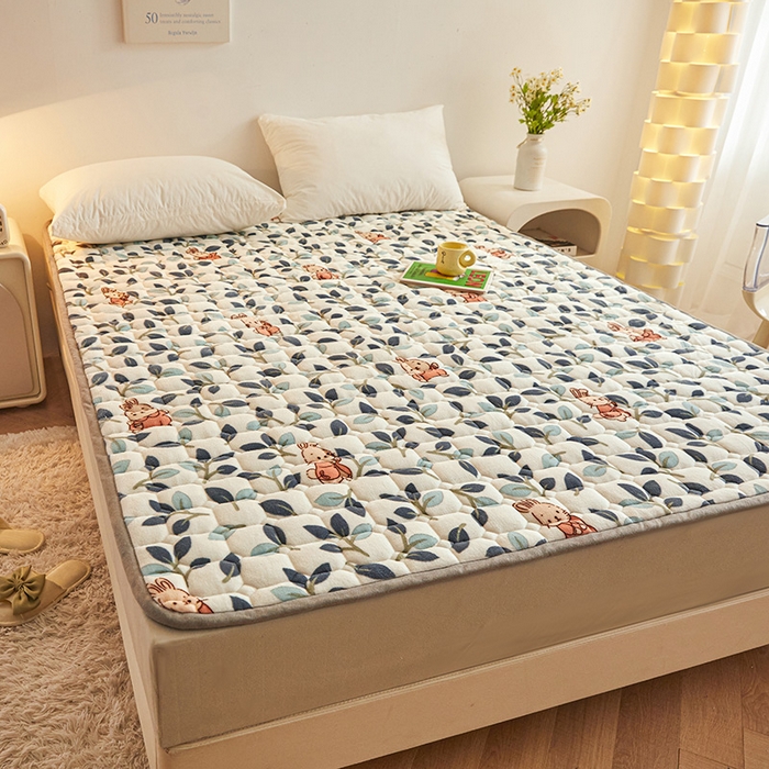 91家纺网 家纺一手货源 找家纺 富威堡家纺 2023新款牛奶绒印花夹棉床护垫床垫垫子 萌萌兔