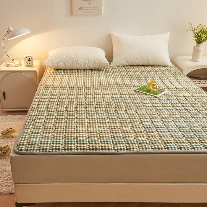 91家纺网 家纺一手货源 找家纺 富威堡家纺 2023新款牛奶绒印花夹棉床护垫床垫垫子 小绿格