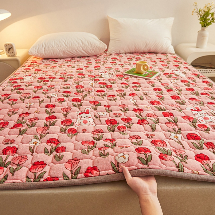 91家纺网 家纺一手货源 找家纺 富威堡家纺 2023新款牛奶绒印花夹棉床护垫床垫垫子 玫瑰乐园