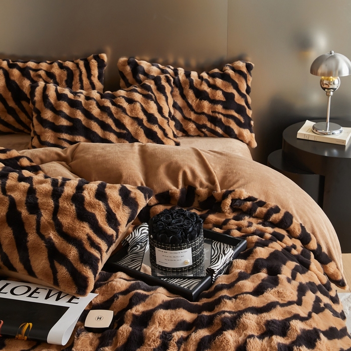 91家纺网 家纺一手货源 找家纺 金奇达家纺 2024秋冬保暖加厚绒类斑马皮草绒四件套-【美拉德】系列 斑马咖