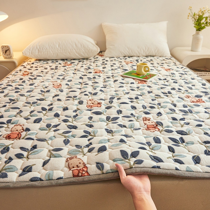 91家纺网 家纺一手货源 找家纺 富威堡家纺 2023新款牛奶绒印花夹棉床护垫床垫垫子 萌萌兔