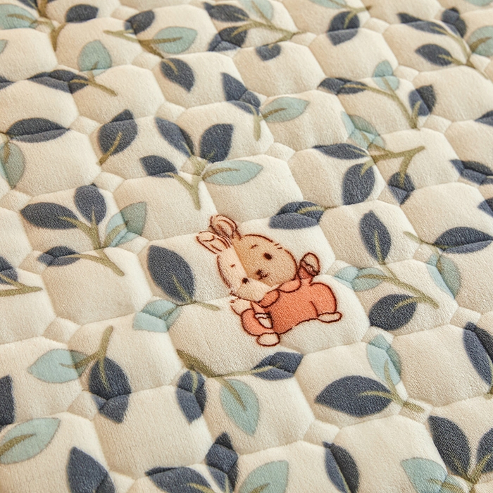 91家纺网 家纺一手货源 找家纺 富威堡家纺 2023新款牛奶绒印花夹棉床护垫床垫垫子 萌萌兔