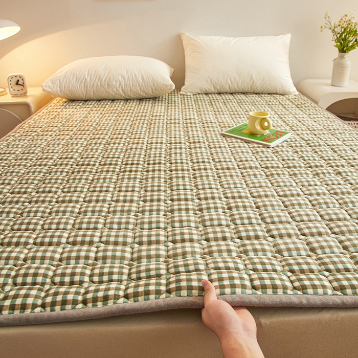 91家纺网 家纺一手货源 找家纺 富威堡家纺 2023新款牛奶绒印花夹棉床护垫床垫垫子 小绿格