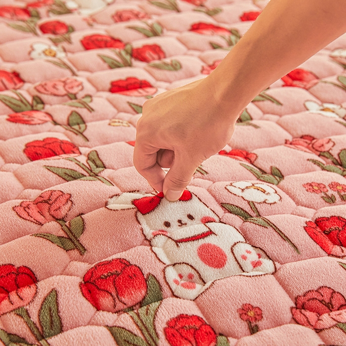 91家纺网 家纺一手货源 找家纺 富威堡家纺 2023新款牛奶绒印花夹棉床护垫床垫垫子 玫瑰乐园