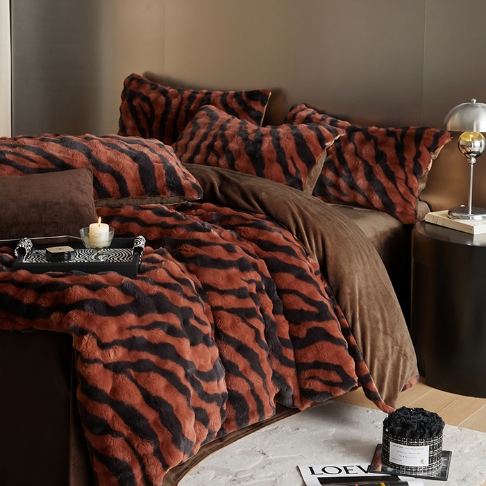 91家纺网 家纺一手货源 找家纺 金奇达家纺 2024秋冬保暖加厚绒类斑马皮草绒四件套-【美拉德】系列 斑马红