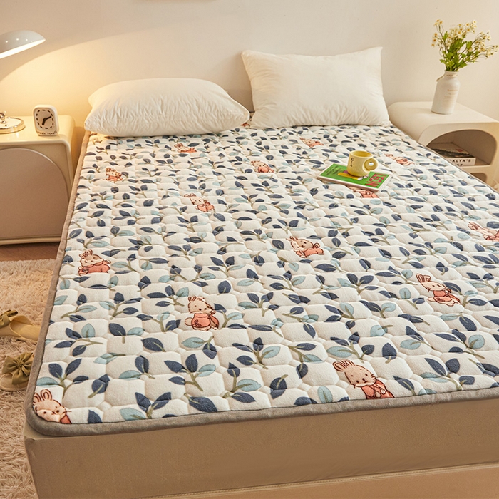 91家纺网 家纺一手货源 找家纺 富威堡家纺 2023新款牛奶绒印花夹棉床护垫床垫垫子 萌萌兔